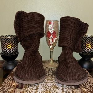 👀Gently loved women knitted tall dark brown boots size 10.